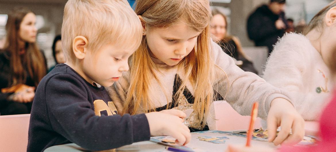Перемещенные украинские дети учатся в харьковском детском центре «Спильно», организованном ЮНИСЕФ и партнерами.
