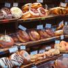 Les acides gras trans produits industriellement se trouvent couramment dans les aliments emballés, les produits de boulangerie et les huiles de cuisson.