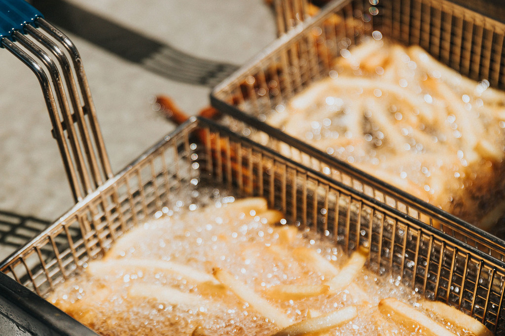 Las grasas trans producidas industrialmente suelen encontrarse en alimentos envasados, productos de panadería, aceites de cocina y cremas para untar.
