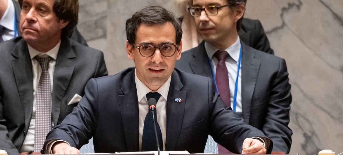 Le ministre français des Affaires étrangères, Stéphane Séjournée, préside une réunion du Conseil de sécurité.