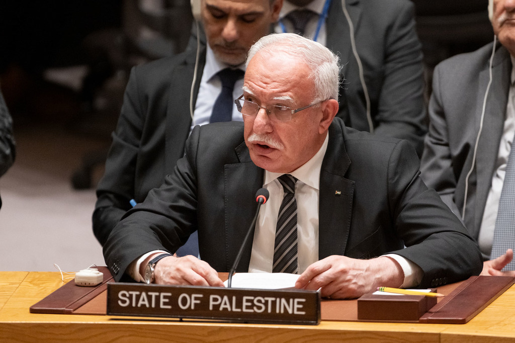 Riad Al-Malki, ministre des Affaires étrangères de l'État de Palestine, s'adresse à une réunion du Conseil de sécurité sur la situation au Moyen-Orient.