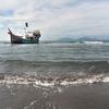 روہنگیا پناہ گزینوں کو لانے والی کشتی انڈونیشیا کے ساحل پر لنگر انداز ہے۔