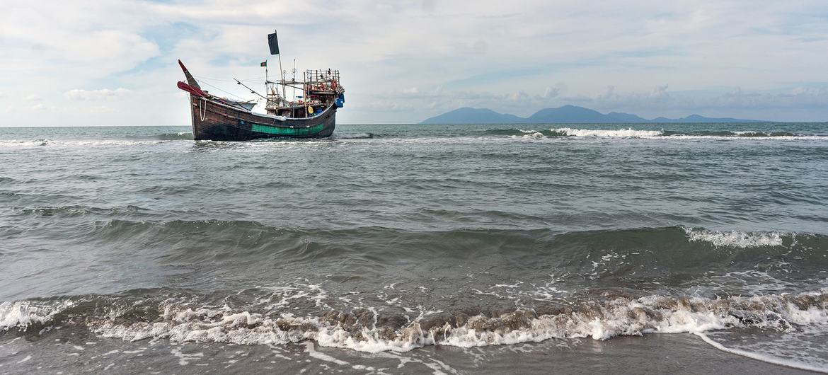 روہنگیا پناہ گزینوں کو لانے والی کشتی انڈونیشیا کے ساحل پر لنگر انداز ہے۔