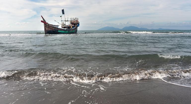 Un barco que transportaba refugiados rohingya a través del mar de Andamán está anclado en alta mar después de que los refugiados desembarcaran en una playa de Aceh, Indonesia, el 8 de enero de 2023.
