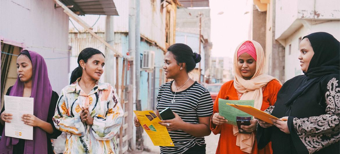 الناشطة فتحية، الثانية على اليمين، مع زميلاتها أثناء مبادرة التوعية المجتمعية في جيبوتي حول العنف القائم على النوع الاجتماعي، بما في ذلك ختان الإناث.