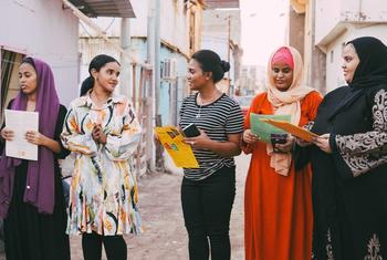 قامت فاتيا، وهي عاملة توعية تابعة UNFPA، وزملاؤها بتنفيذ حملة توعية مجتمعية حول العنف القائم على النوع الاجتماعي ومنع ختان الإناث في منطقة سكنية.