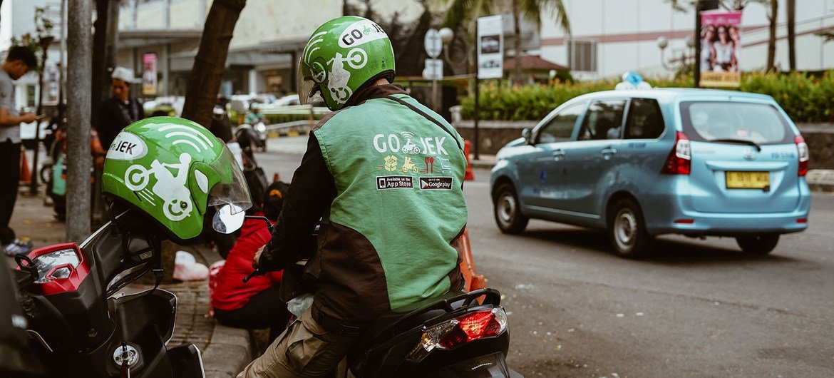 印尼一家交通初创公司的摩托车骑手正在等待乘客。