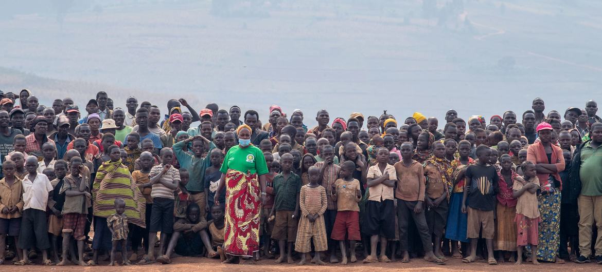 تجمع النازحون أثناء وصول وكيل الأمين العام لعمليات السلام إلى رو، جمهورية الكونغو الديمقراطية.