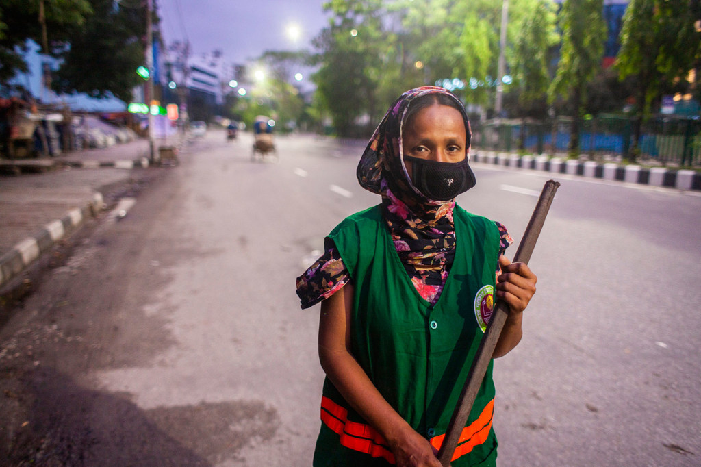 Une femme nettoie les rues de Dhaka, la capitale du Bangladesh.