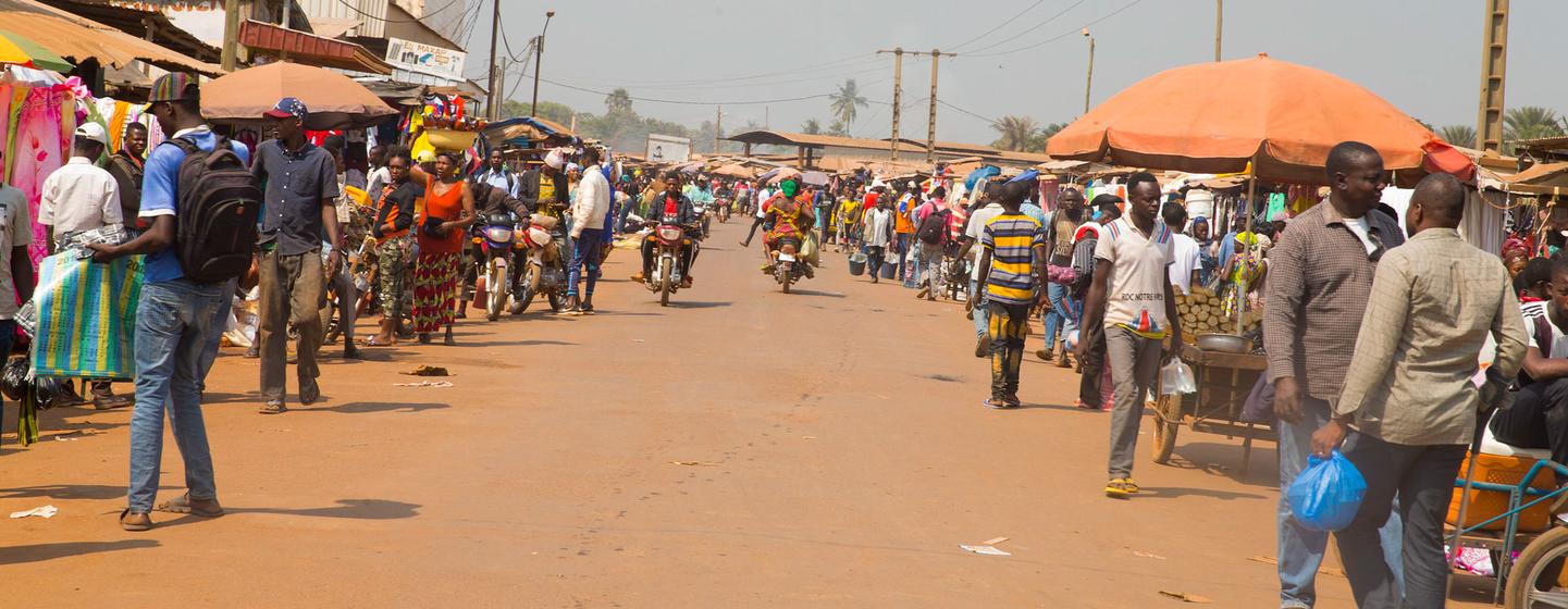 Des gens à un marché à Bangui, en République centrafricaine.