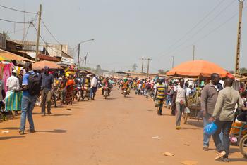 Des gens à un marché à Bangui, en République centrafricaine (photo d'archives).