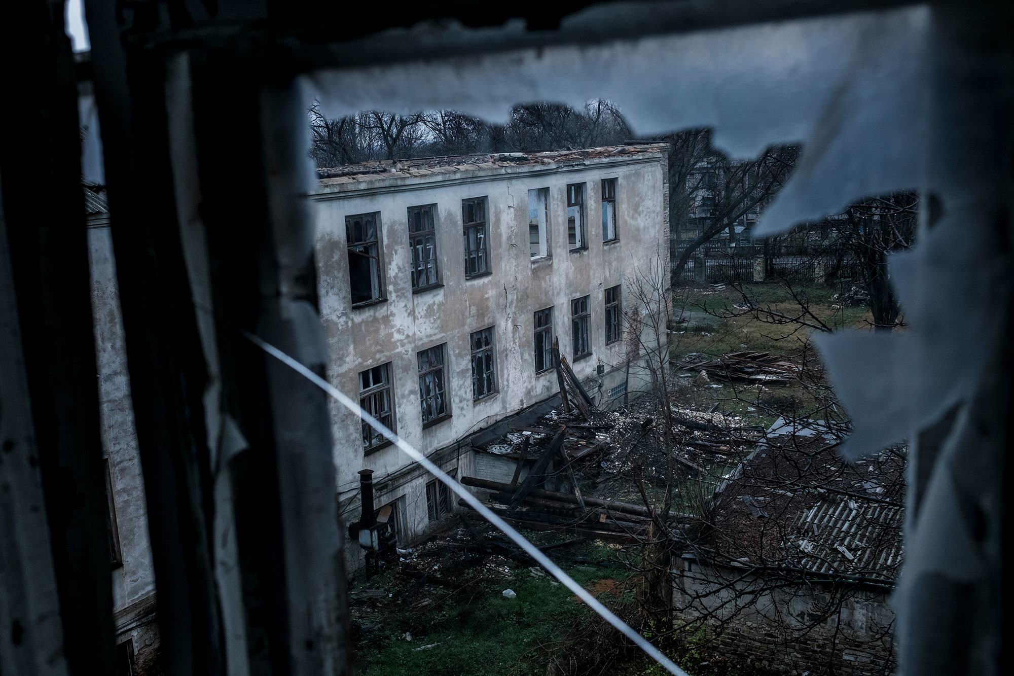 Une école abandonnée, endommagée à Krasnohorivka, dans la région de Donetsk, en Ukraine (photo d'archives).