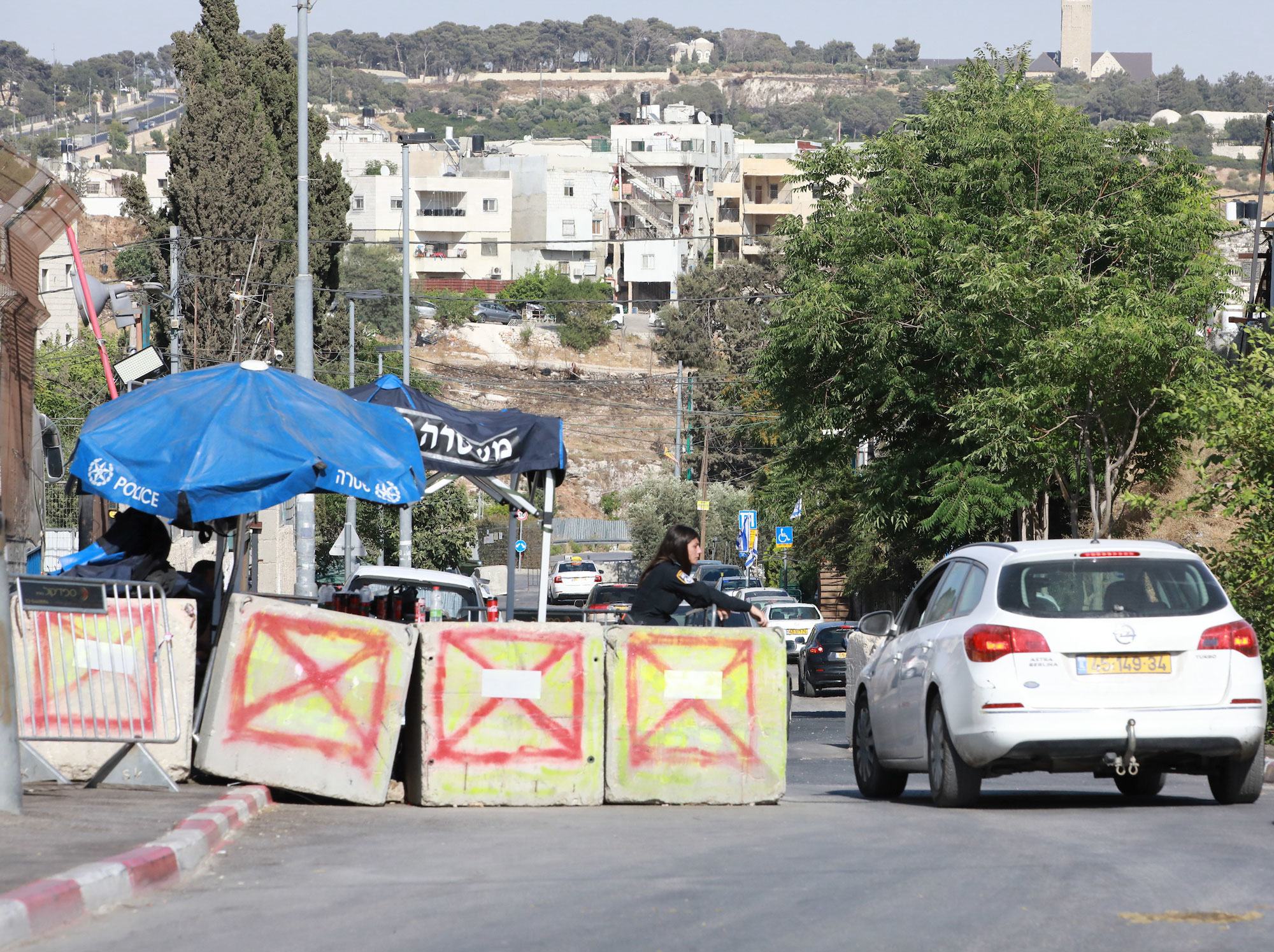 الشرطة الإسرائيلية على مدخل حي الشيخ جراح في القدس.