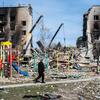 Bâtiments résidentiels détruits par des frappes aériennes dans la banlieue de Kyiv de Borodyanka.