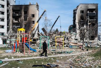 Bâtiments résidentiels détruits par des frappes aériennes dans la banlieue de Kyiv de Borodyanka.