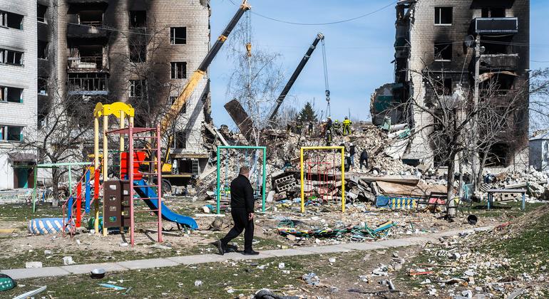 यूक्रेन में युद्ध के दौरान इमारतों के विध्वंस से, एक पर्यावरण संकट भी उत्पन्न हुआ है.
