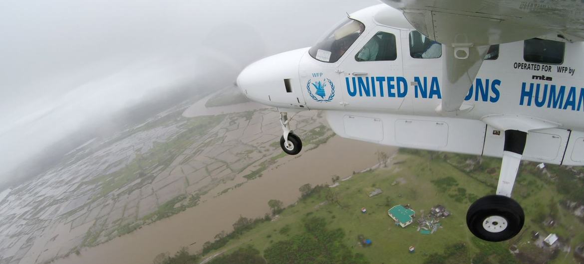 यूएन मानवीय राहत विमान सेवा, मेडागास्कर में तूफ़ान प्रभावित इलाक़े के ऊपर उड़ान भर रहा है.