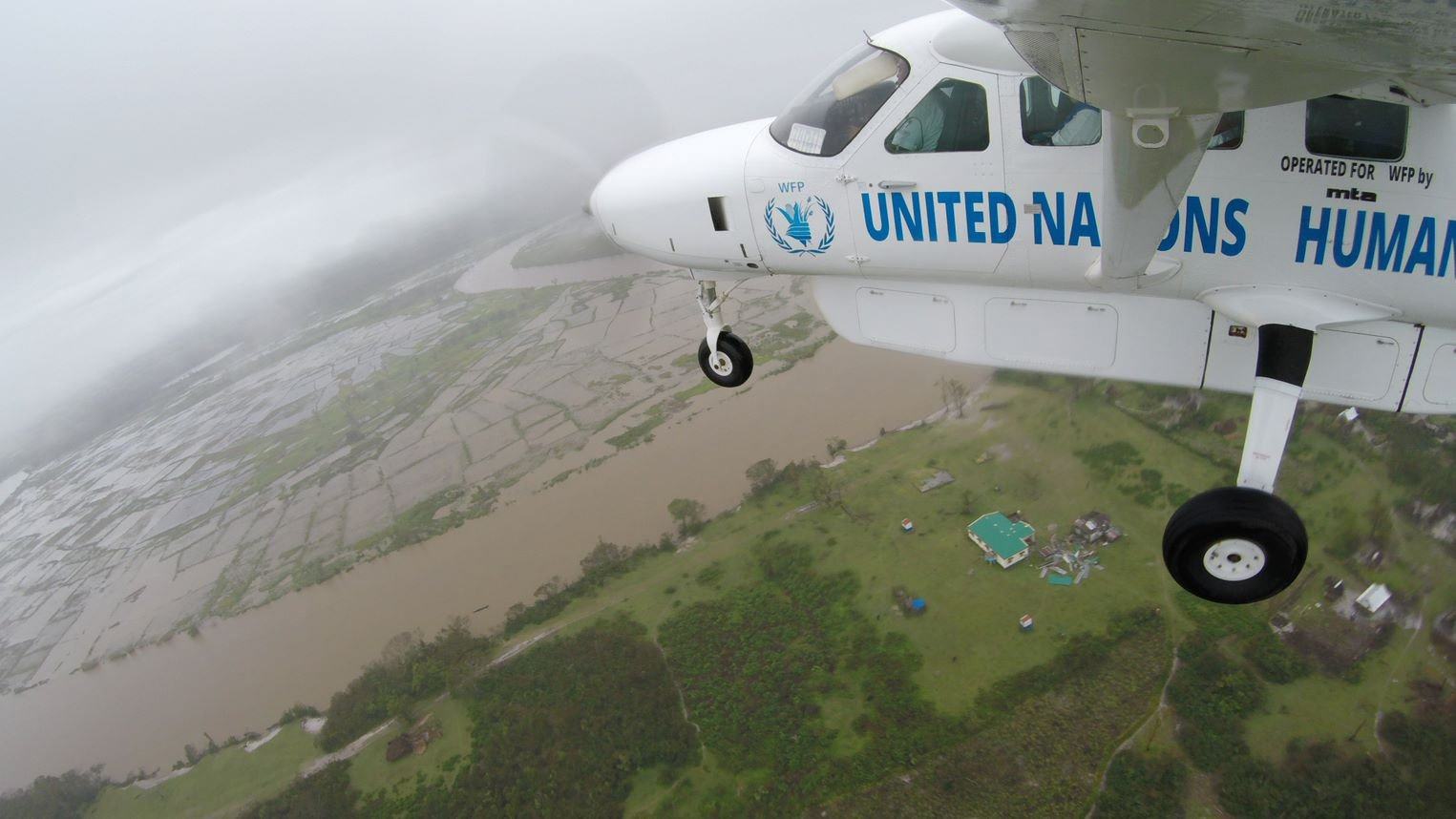 طائرة من الخدمة الجوية الإنسانية التابعة للأمم المتحدة تحلق فوق منطقة ضربها إعصار في مدغشقر.