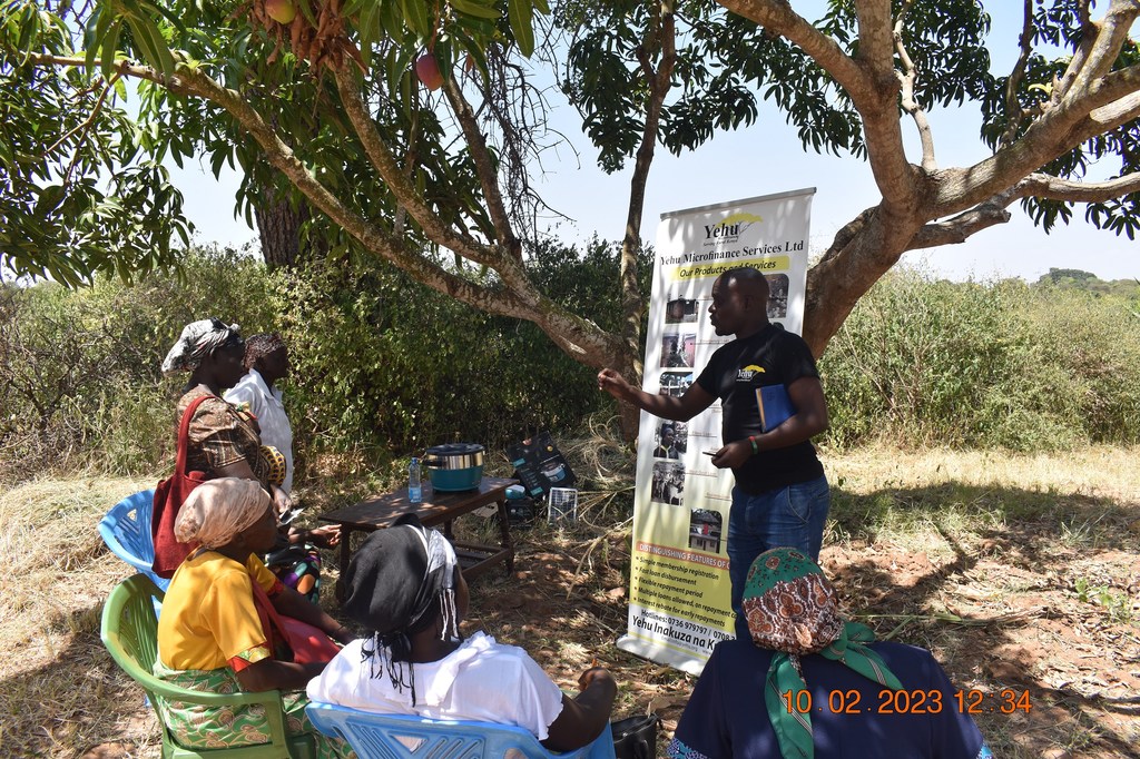 Wakulima nchini Kenya wakipokea mafunzo kuhusu kilimo hifadhi.