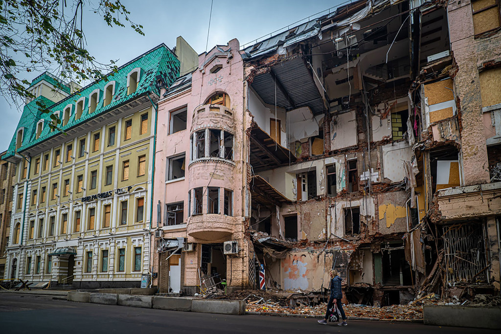 Un bâtiment endommagé dans le centre de Kharkiv, en Ukraine.