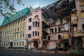यूक्रेन के ख़ार्कीव में युद्ध से क्षतिग्रस्त एक इमारत.