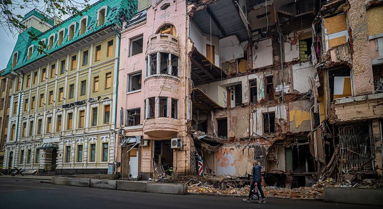 ARCHIVO. Un edificio dañado en el centro de la ciudad ucraniana de  Kharkiv. 