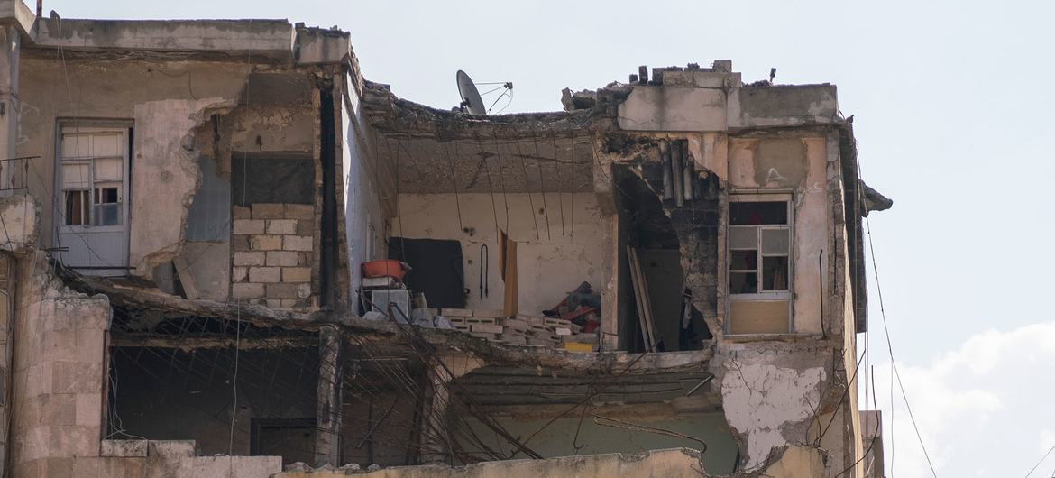 भूकम्प से क्षतिग्रस्त उत्तरी सीरिया के अलेप्पो में एक इमारत.