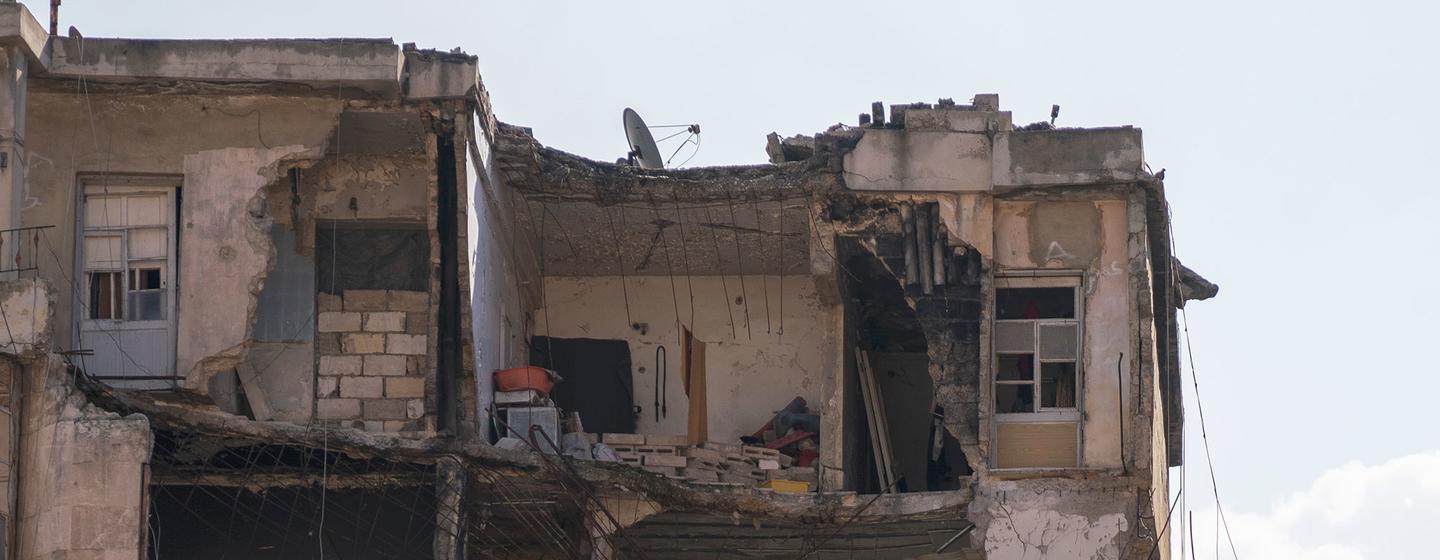 Un immeuble de plusieurs étages gravement endommagé à Al-Zebdiyeh, Alep, Syrie, après les séismes de février 2023.