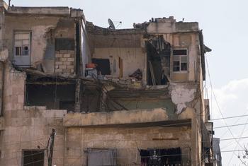 भूकम्प से क्षतिग्रस्त उत्तरी सीरिया के अलेप्पो में एक इमारत.