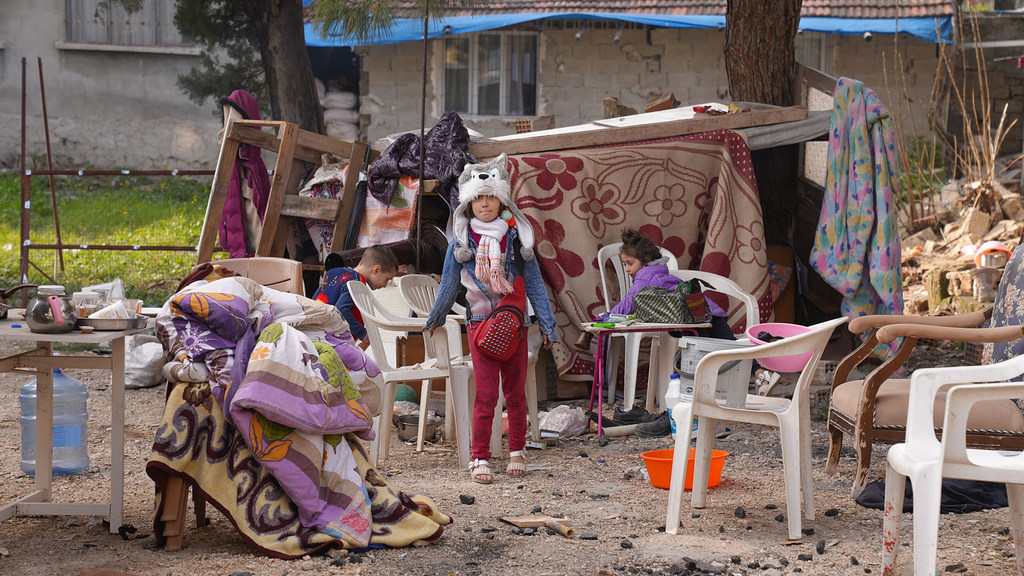 Des familles vivent dans des abris temporaires faits de couvertures et de gravats après les tremblements de terre à Hatay, en Türkiye.