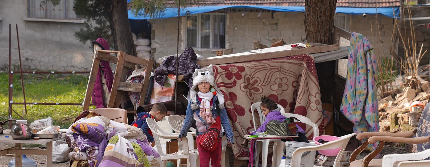 Des familles vivent dans des abris temporaires faits de couvertures et de gravats après le tremblement de terre à Hatay, en Türkiye.