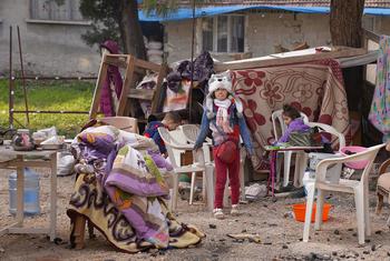 أسر تعيش في مكان إيواء مؤقت في هاتاي المتضررة من الزلزال في تركيا