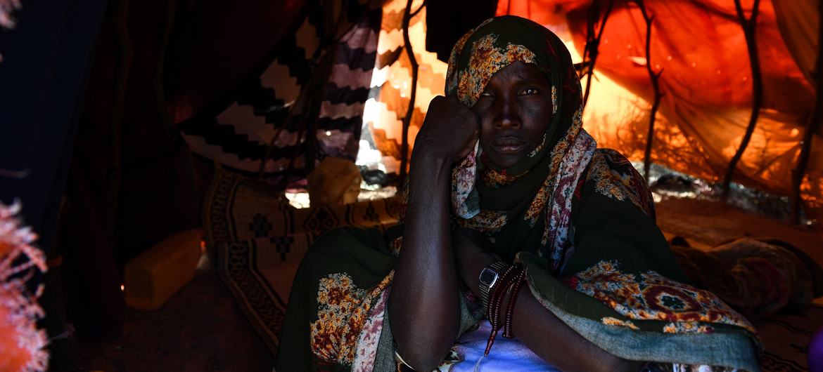 Mulher em abrigo que divide com seus filhos em um local para deslocados em Galkayo, na Somália