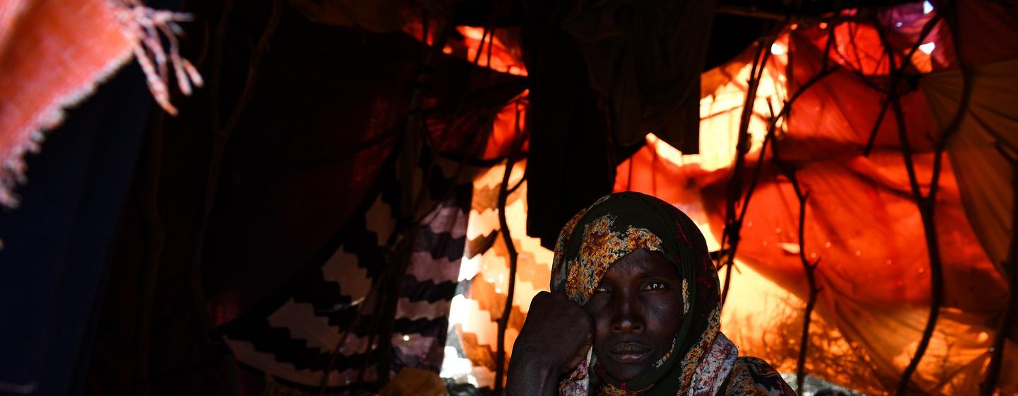 Ruqia Mohamud est assise à l'intérieur de l'abri qu'elle partage avec ses huit enfants dans un site pour personnes déplacées à Galkayo, en Somalie.