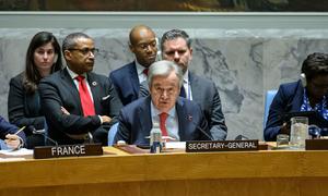 اقوام متحدہ کے سربراہ انتونیو گوتیرش یوکرین میں امن و سلامتی کے موضوع پر سلامتی کونسل کے اجلاس سے خطاب کر رہے ہیں۔