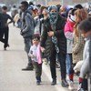 Des réfugiés et des migrants, dont des enfants et des femmes, se rassemblent au poste frontière de Pazarkule à Edirne, en Turquie, le 7 mars 2020.