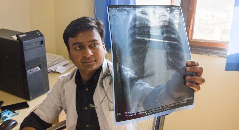طبيب في الهند يقوم بفحص الأشعة السينية للمريض بحثا عن أي تلف في الرئة، قد يشير إلى مرض السل.