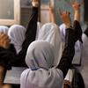 Wanafunzi wa kike wa Afghanistan wanaovaa hijab wanainua mikono yao katika darasa la Shule ya Mawlana Hatefi huko Herat, Afghanistan.