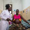 Mkunga akimhudumia mwanamke mjamzito katika chumba cha kujifungulia katika hospitali moja nchini Sudan Kusini.
