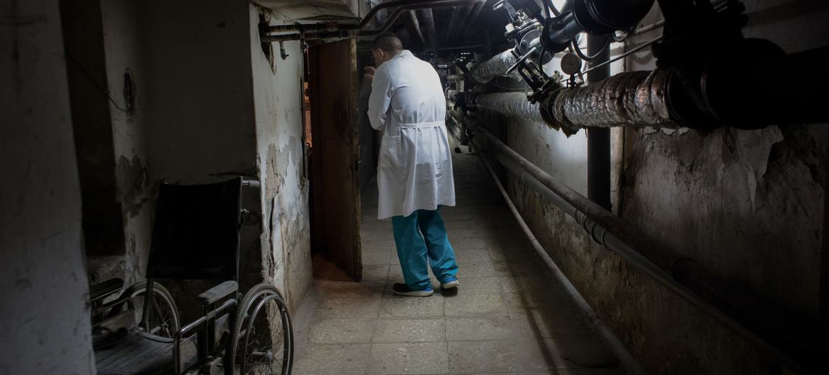 乌克兰布罗瓦里中央区医院，一名医生走在空袭时用来掩护病人的地下室里。 