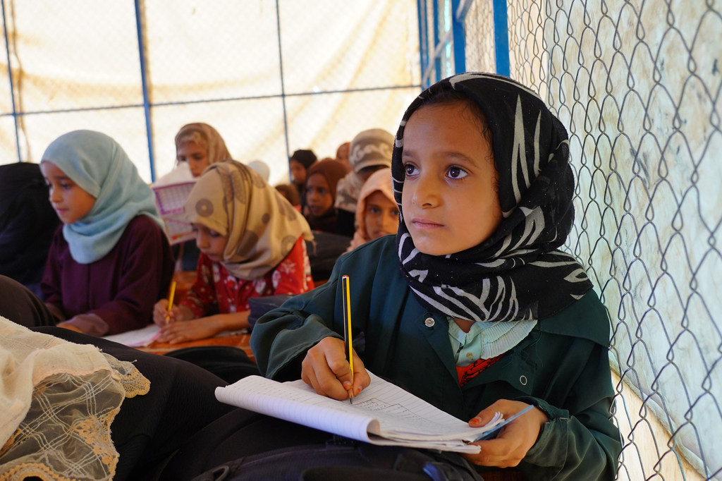 Des enfants suivent des cours de rattrapage dans un camp de personnes déplacées à Marib, au Yémen.