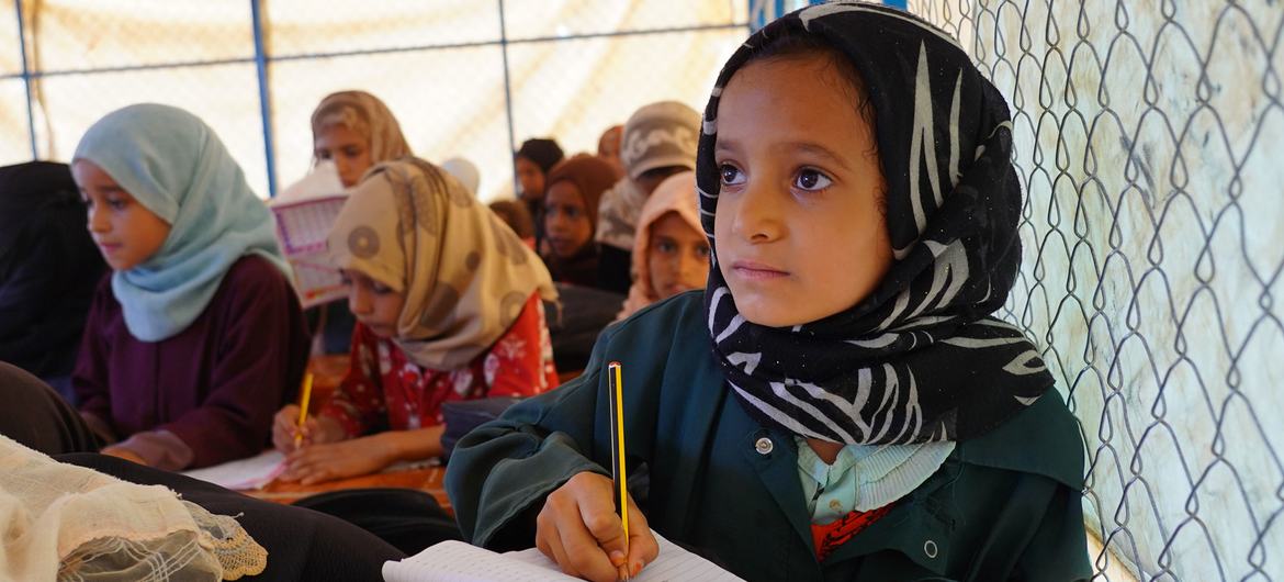 Niños asistiendo a clases de recuperación en un campo de desplazados en Marib, Yemen.