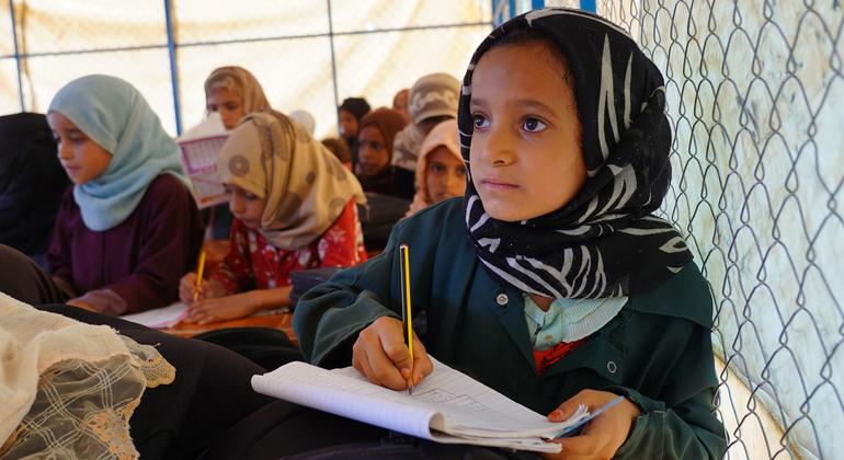 也门马里卜的一个流离失所者营地里，孩子们正在上补习班。