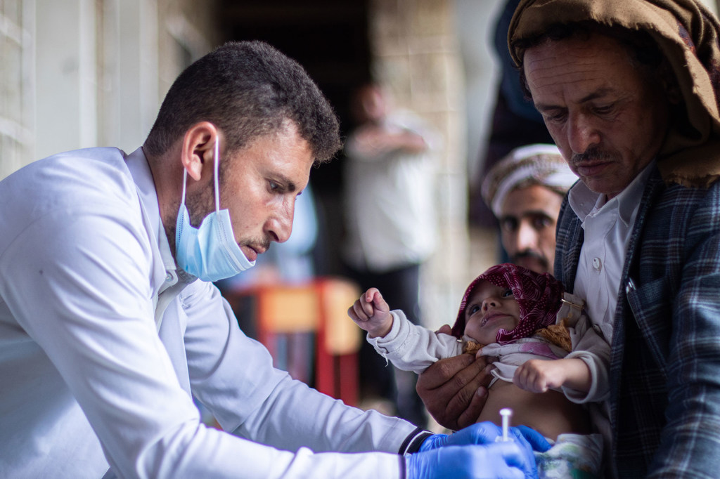 流动诊所正在为也门雷玛的儿童提供医疗保健。