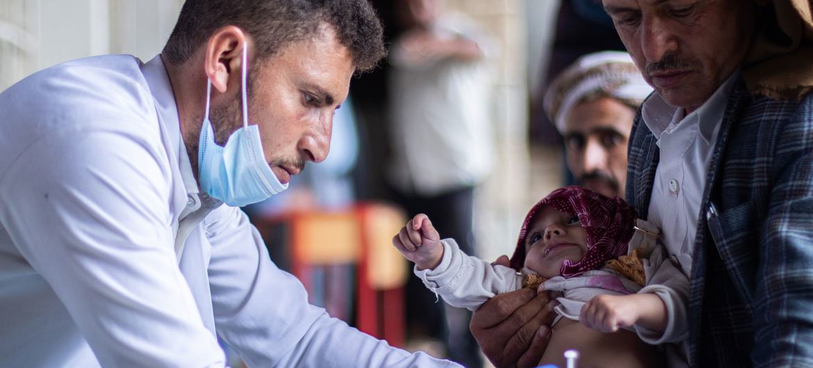流动诊所正在为也门雷玛的儿童提供医疗保健。