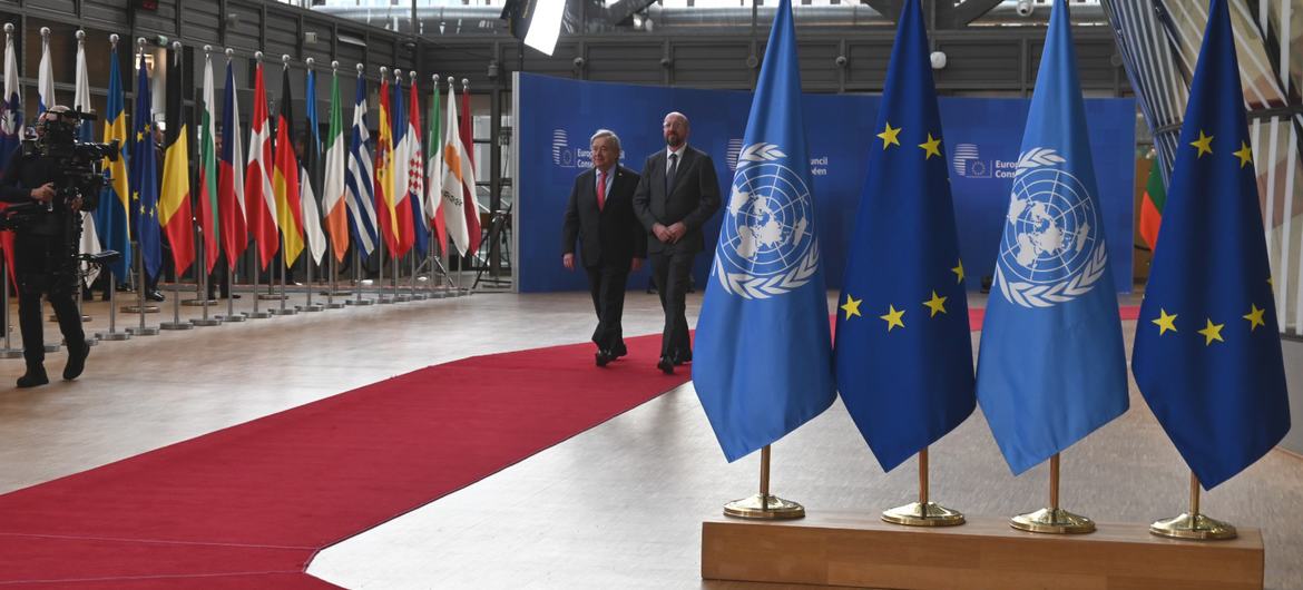 Le Secrétaire général de l'ONU António Guterres (à gauche) participe à une réunion avec les chefs d'État et de gouvernement de l'Union européenne à Bruxelles, en Belgique.