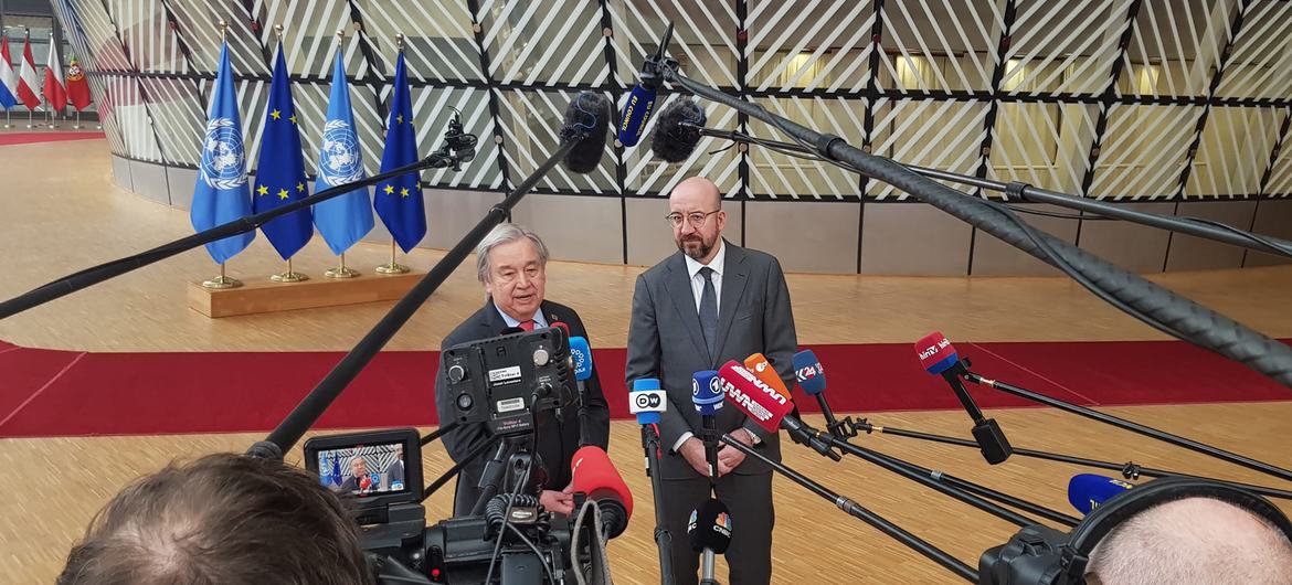Le Secrétaire général de l'ONU, António Guterres (à gauche) et le Président du Conseil européen, Charles Michel, s'adressent aux médias à Bruxelles.
