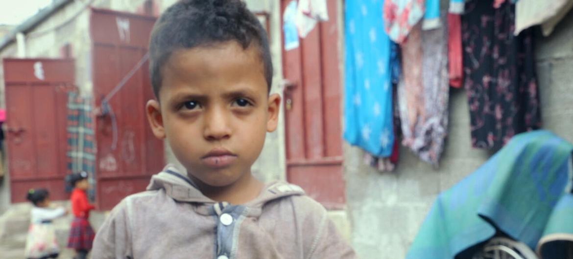 عبد الله يعيش في مخيم للنازحين منذ أن كان في الخامسة من عمره. ضاعت طفولته وهو في المخيم .. هذه الصورة لعبدالله وهو في الخامسة من عمره عام 2016.