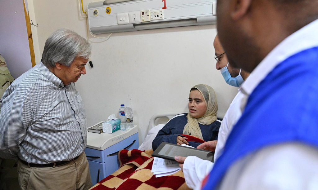 Katibu Mkuu wa Umoja wa Mataifa António Guterres (kushoto) akizungumza na mgonjwa wa Kipalestina katika hospitali ya El Arish nchini Misri.