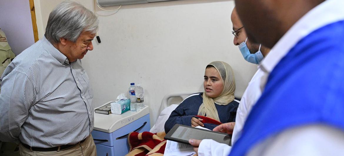 O secretário-geral da ONU, António Guterres (à esquerda), encontra uma paciente palestina em um hospital em El Arish, no Egito